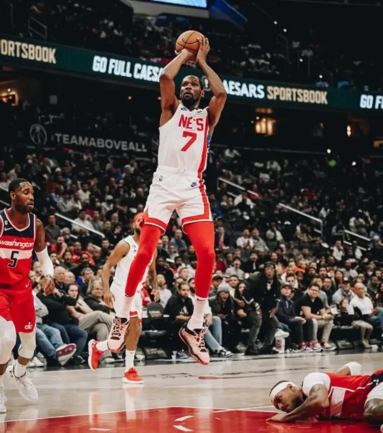 九游体育- 杜兰特关键节点回归赛场,篮网带队取胜了吗